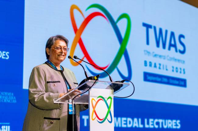 A epidemiologista Quarraisha Abdool durante apresentação no TWAS 2025, no Rio de Janeiro