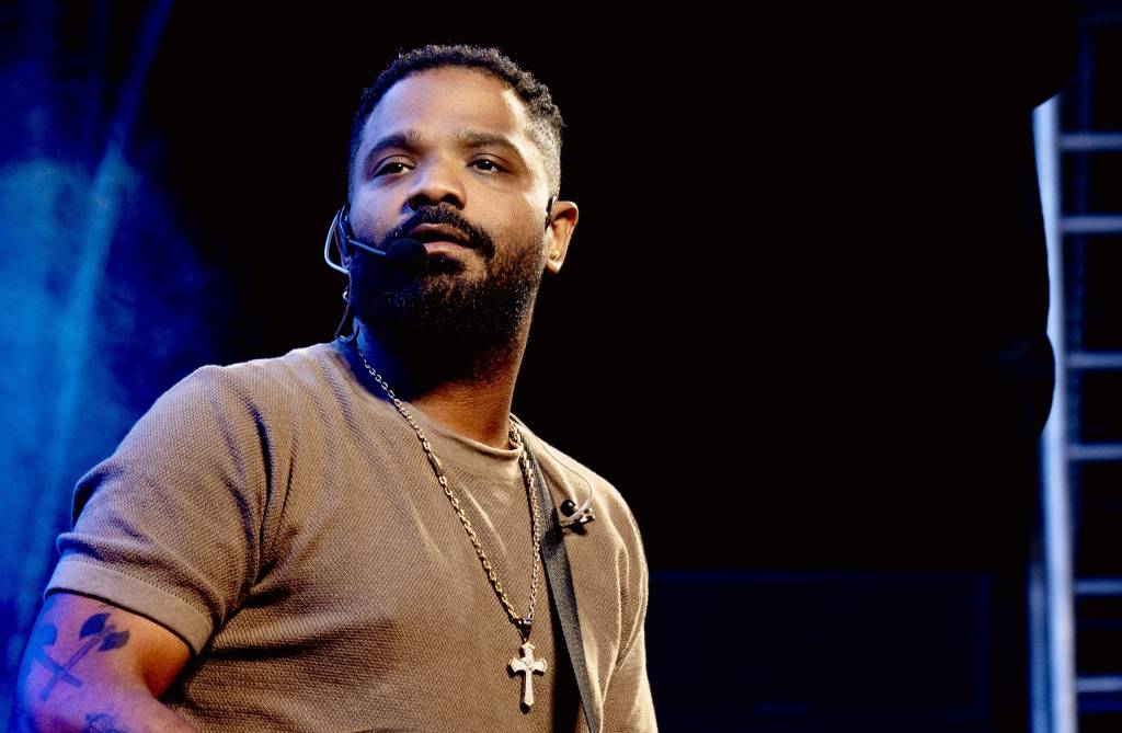 Arlindinho explica por que evita rever entrevistas do pai Arlindo Cruz