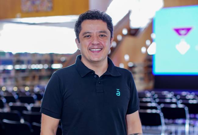 Bruno Machado, autor do livro Conectando o Futuro: caminhos para inserir a IA na rotina das empresas