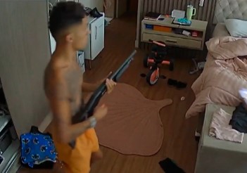 Influenciador Buzeira diz por que pegou uma arma ao ver a PF na sua casa