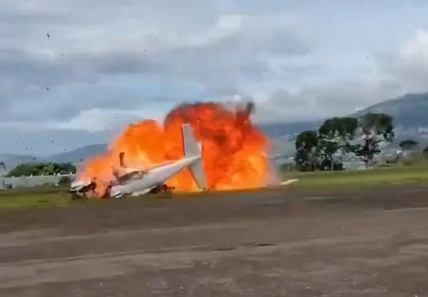Avião cai durante decolagem na Venezuela e deixa dois mortos; veja vídeo