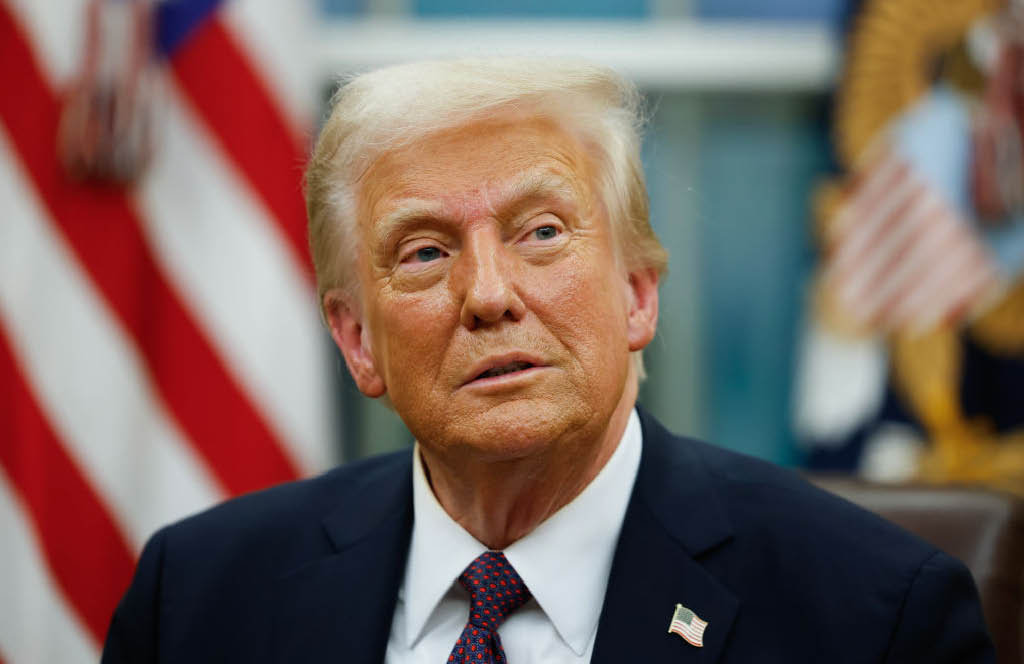 Trump reage a entrevista viral de Obama e diz que pedirá liberação de arquivos sobre extraterrestres