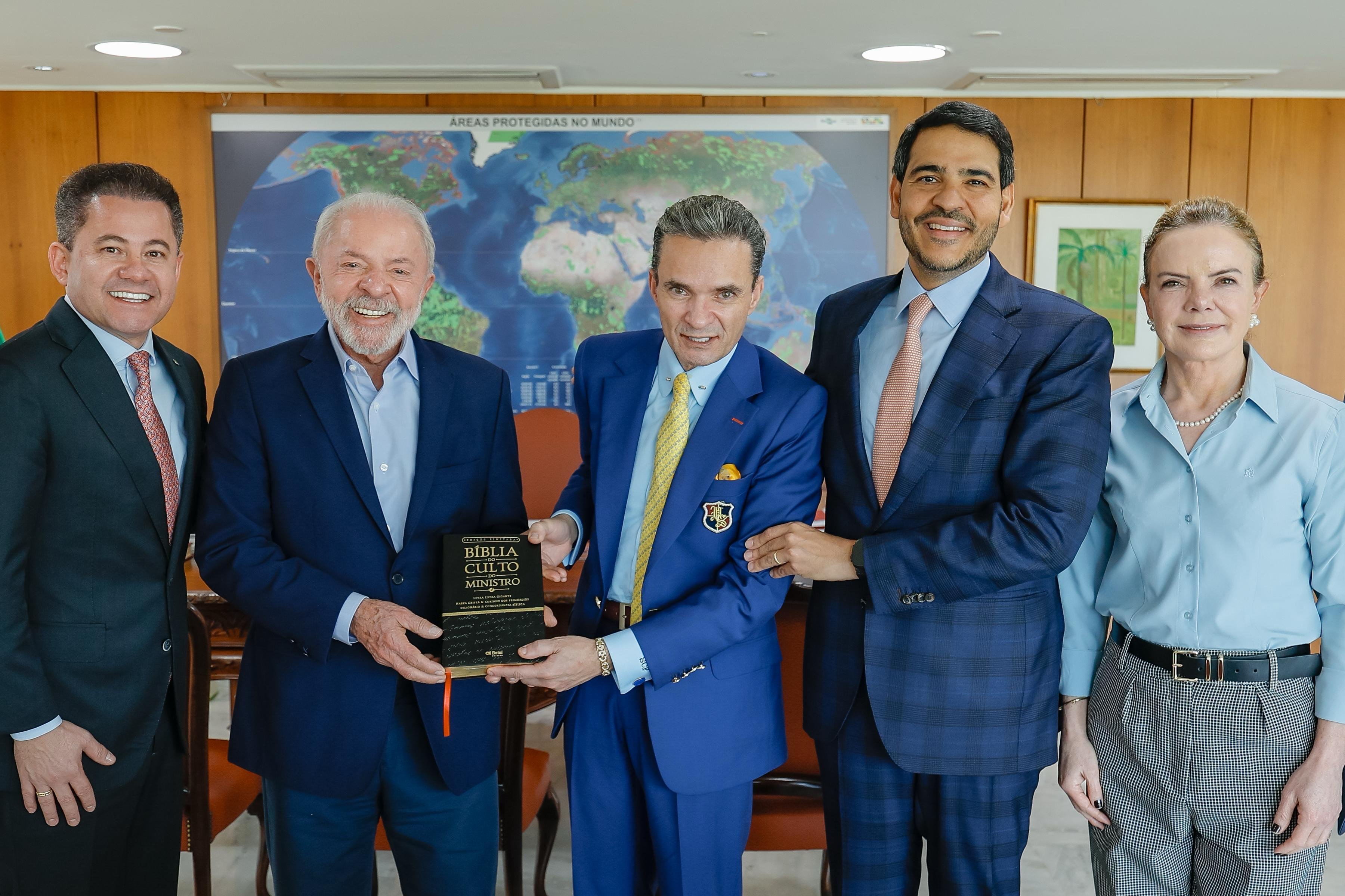 Lula se reuniu nesta quinta, 16, com o AGU Jorge Messias, Gleisi Hoffmann e lideranças evangélicas em seu gabinete