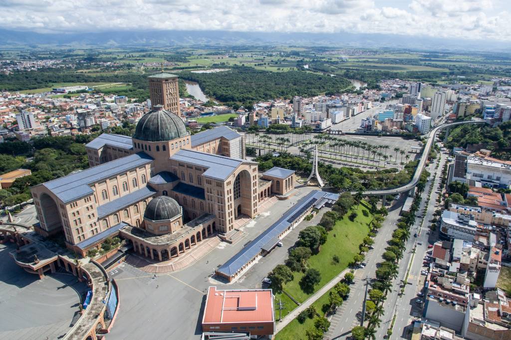 Ciclista morre atropelado por carreta durante romaria a Aparecida