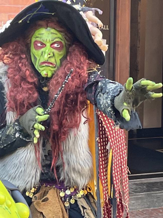 Atividades em torno do Dia das Bruxas: há de concursos de fantasias, visitas guiadas a paradas temáticas na cidade