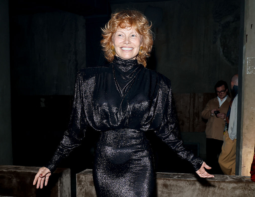 Por que Pamela Anderson pintou o cabelo de ruivo?