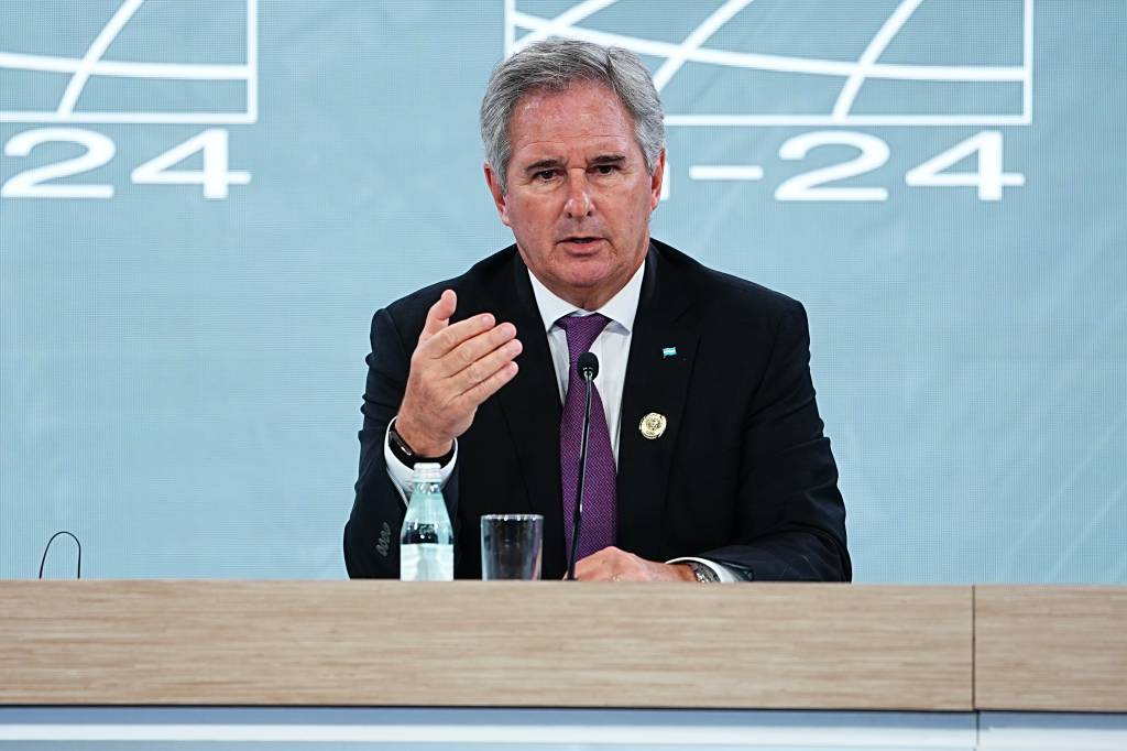 Milei escolhe secretário das Finanças como novo chanceler da Argentina