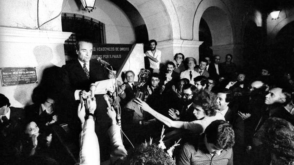 A década de 1970: o horror e a retomada da democratização em primoroso relato