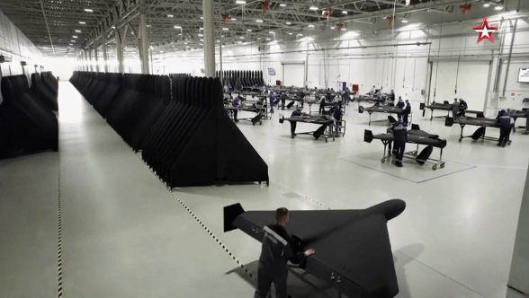 Imagens de TV estatal mostram montagens de drones em fábrica em Abaluga, na Rússia, que país diz ser 'a maior do mundo'. -