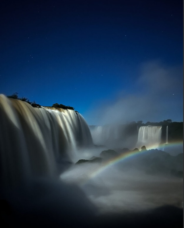 Passeio exclusivo da lua cheia: uma vez por mês, os hóspedes do Cataratas têm a chance de testemunhar o fenômeno raro do arco-íris lunar