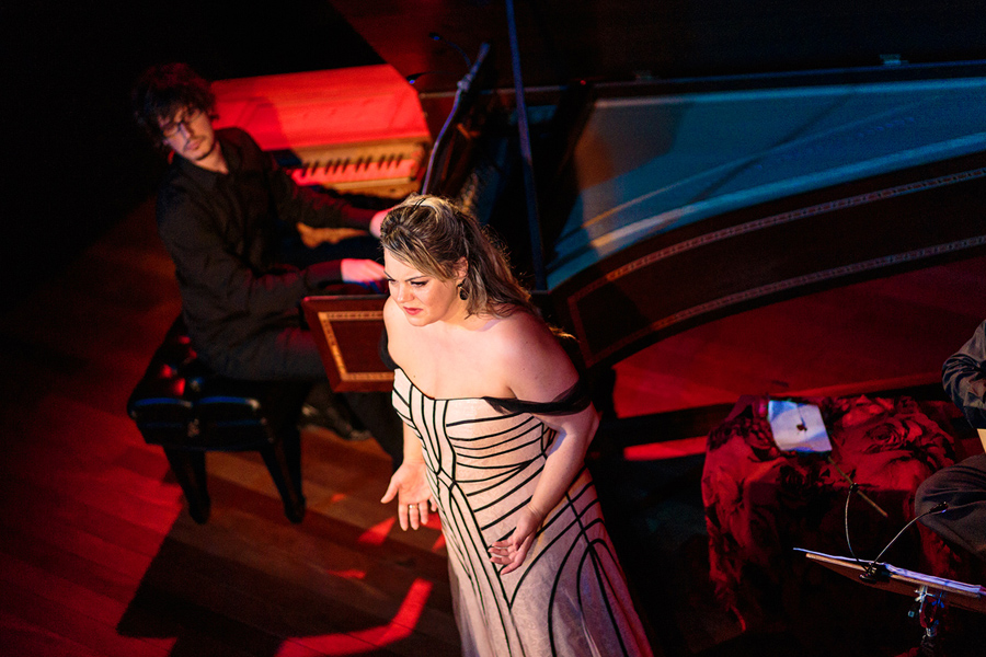 Soprano brasileira é condecorada por rei Charles III em Londres