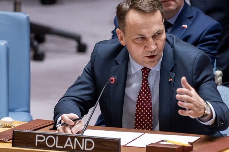 Incursões de drones russos na Europa são táticas ‘estúpidas’, diz chanceler polonês