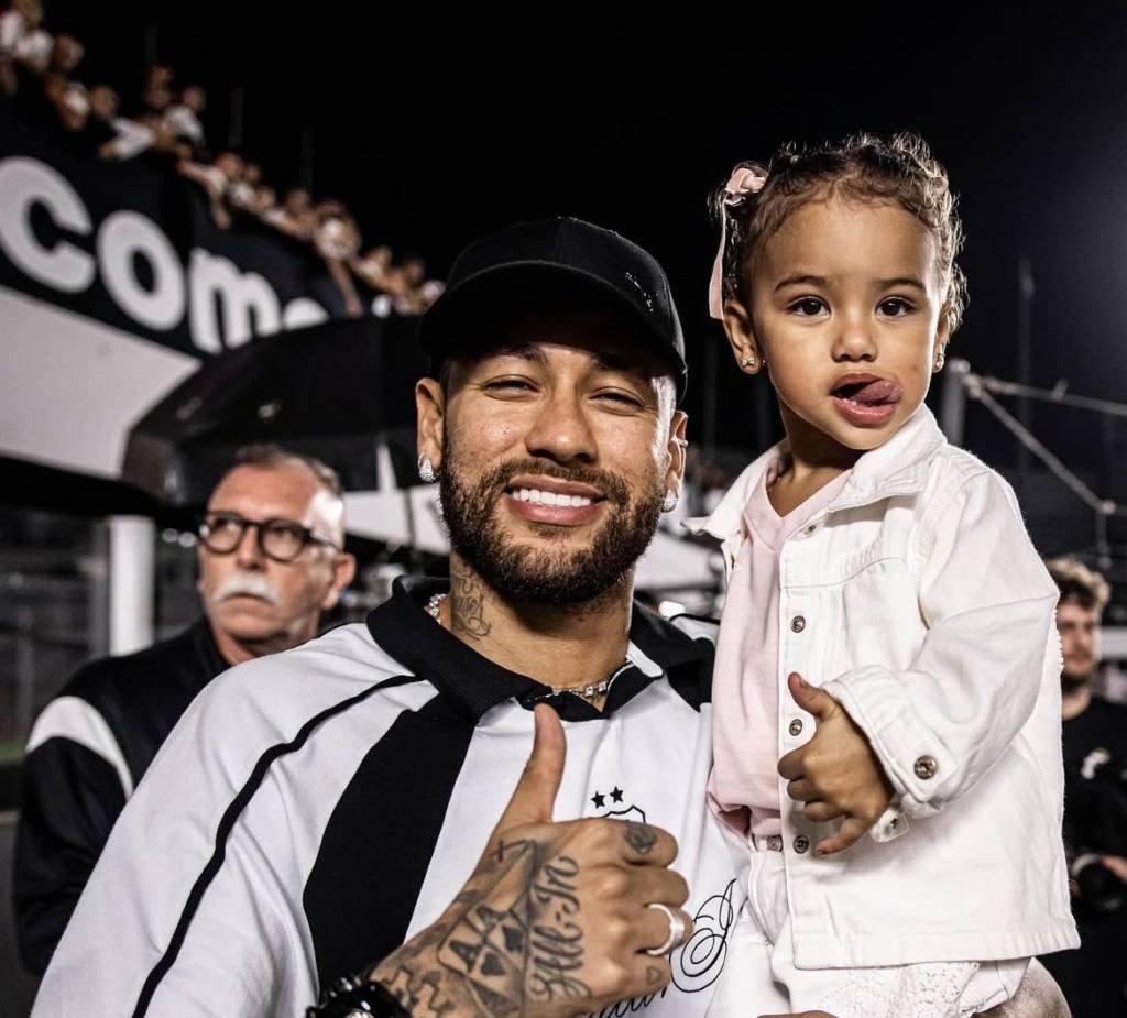 Mavie rouba a cena imitando gestos de Neymar durante jogo do Santos