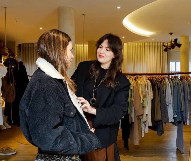 Bia Perotti: a consultora de moda leva grupos para visitar brechós e ajuda os clientes a escolher peças especiais