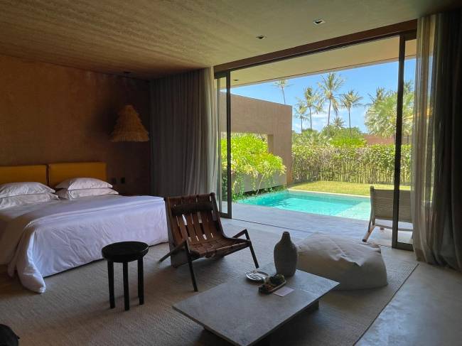 Conforto à beira-mar: a experiência gastronômica se junta a um hotel de alto padrão, onde todas as acomodações têm piscina privativa