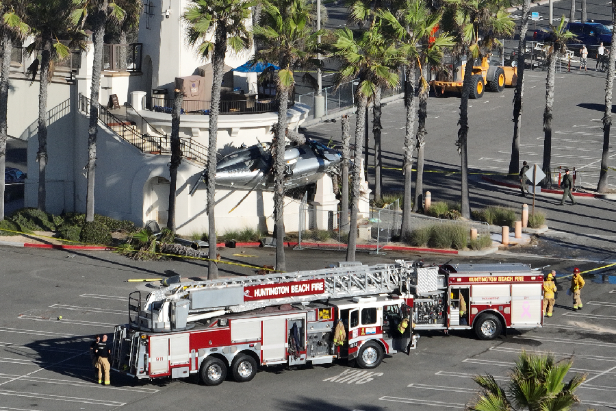 Queda de helicóptero em praia da Califórnia assusta banhistas e deixa feridos