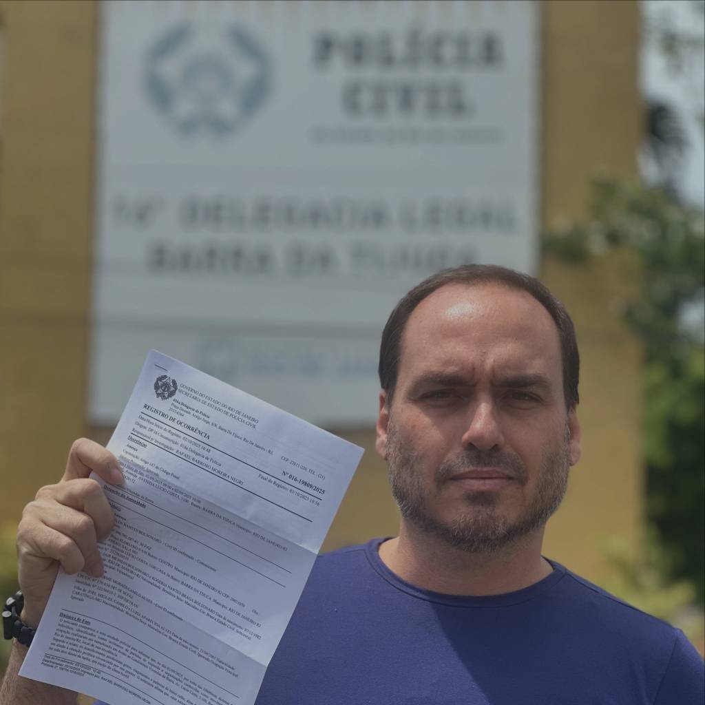 Carlos Bolsonaro faz boletim de ocorrência após ato do MTST em condomínio