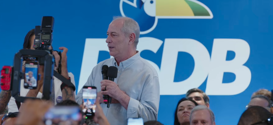 Ciro Gomes fala ao microfone durante evento de filiação ao PSDB em Fortaleza
