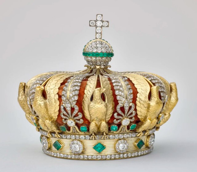 Assalto ao Louvre: duas joias foram recuperadas, entre elas coroa da imperatriz Eugénie