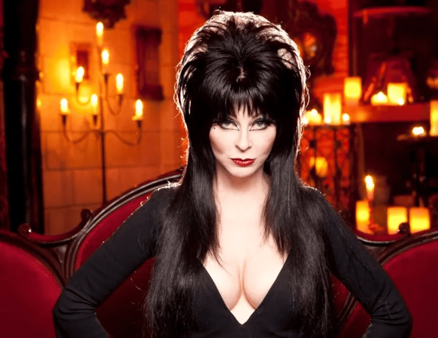 Elvira: Conheça a história da precursora do Halloween para adultos