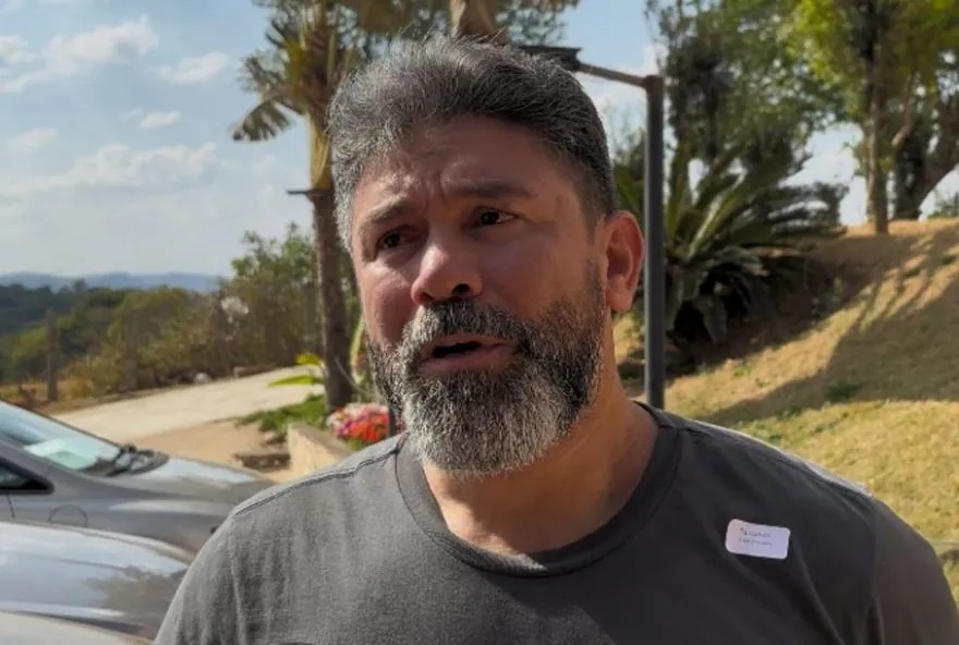 ‘A igreja poderia acolher’: ex-padre vive trisal poliamoroso