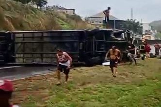 Ônibus com torcedores do Flamengo tomba durante caravana para Argentina