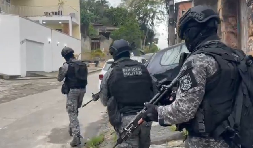Operação da PM do Rio atua em 10 favelas cariocas após confronto que deixou seis mortes