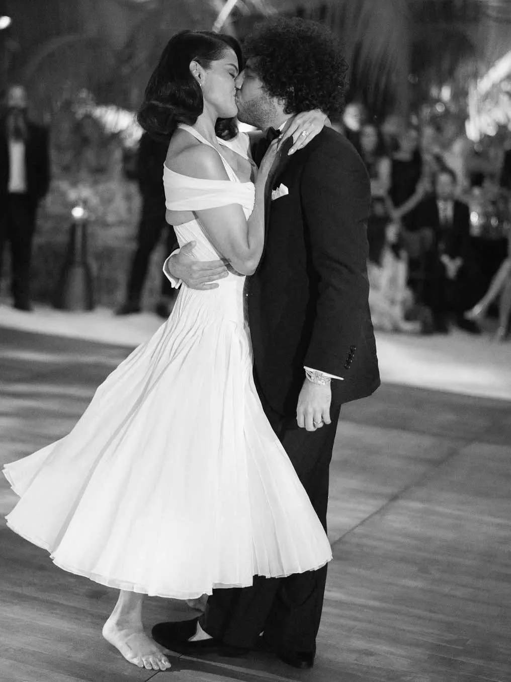 Selena Gomez e Benny Blanco em cerimônia em Santa Bárbara: princesa e príncipe modernos vestidos de Ralph Lauren