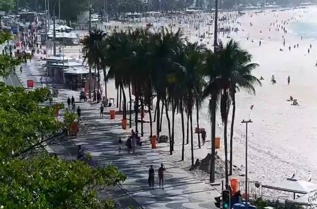 Fortes ventos carregam banhistas que praticavam stand up paddle em Copacabana