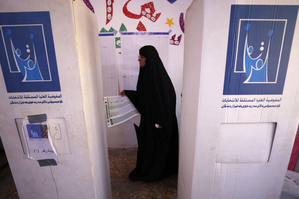 Iraque vai às urnas encurralado entre EUA e Irã e sem expectativa de reforma; entenda o pleito
