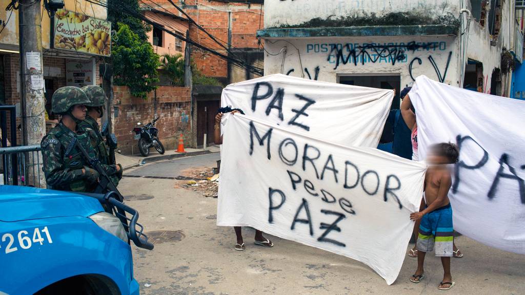 A rotina de medo dos 28,5 milhões de brasileiros reféns do crime organizado