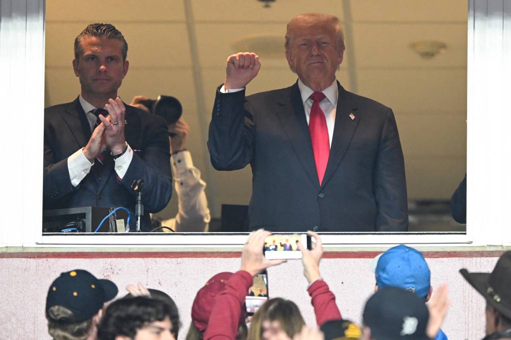 Trump é vaiado durante pronunciamento em jogo da NFL; confira vídeos