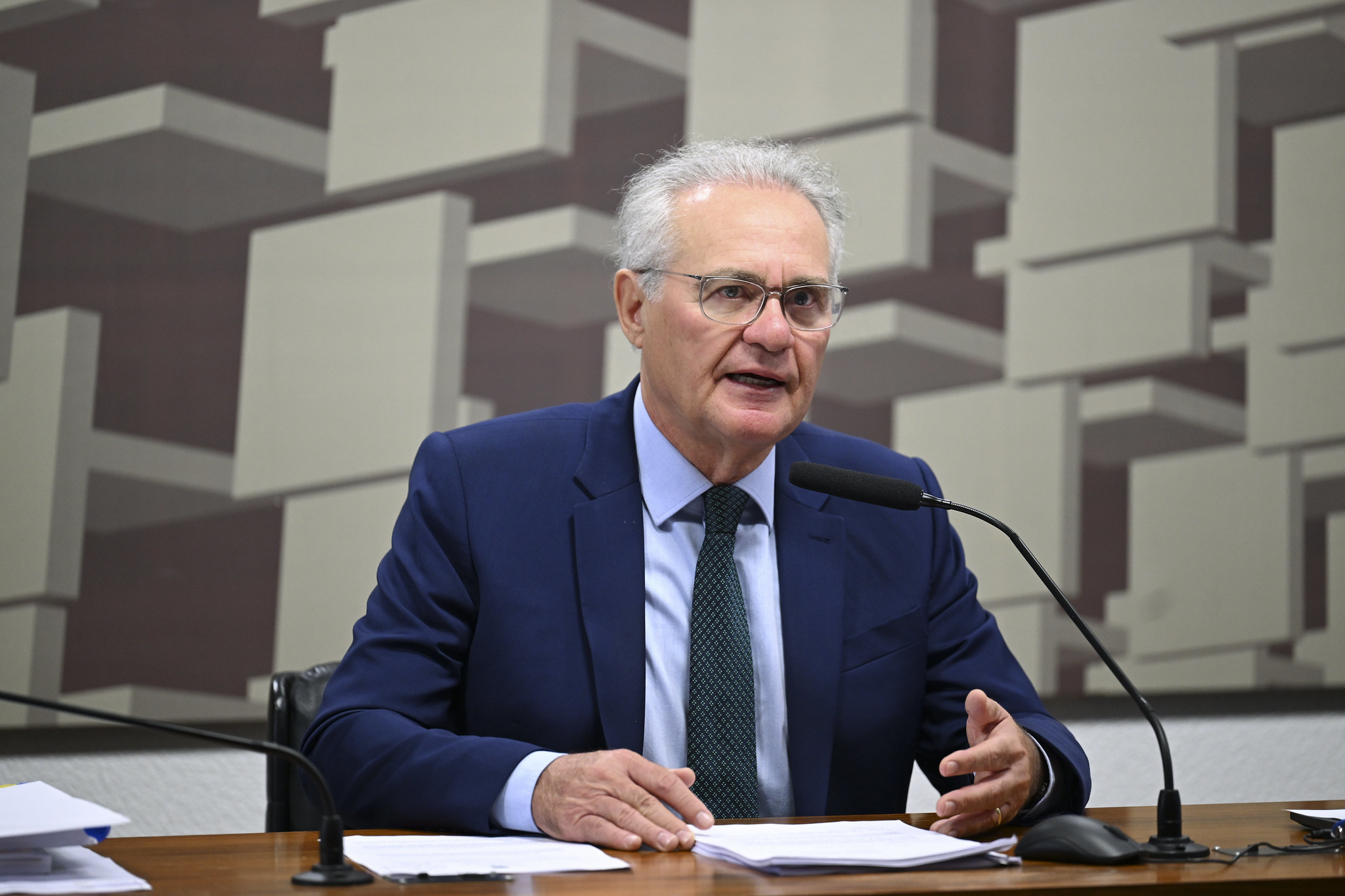 Renan Calheiros diz que vai questionar Lula sobre encontro com Vorcaro