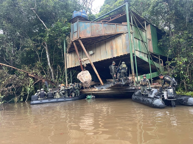Forças de Brasil e Colômbia destroem dragas de garimpo ilegal na Amazônia