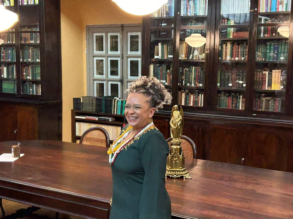 Ana Maria Gonçalves toma posse como primeira mulher negra na ABL