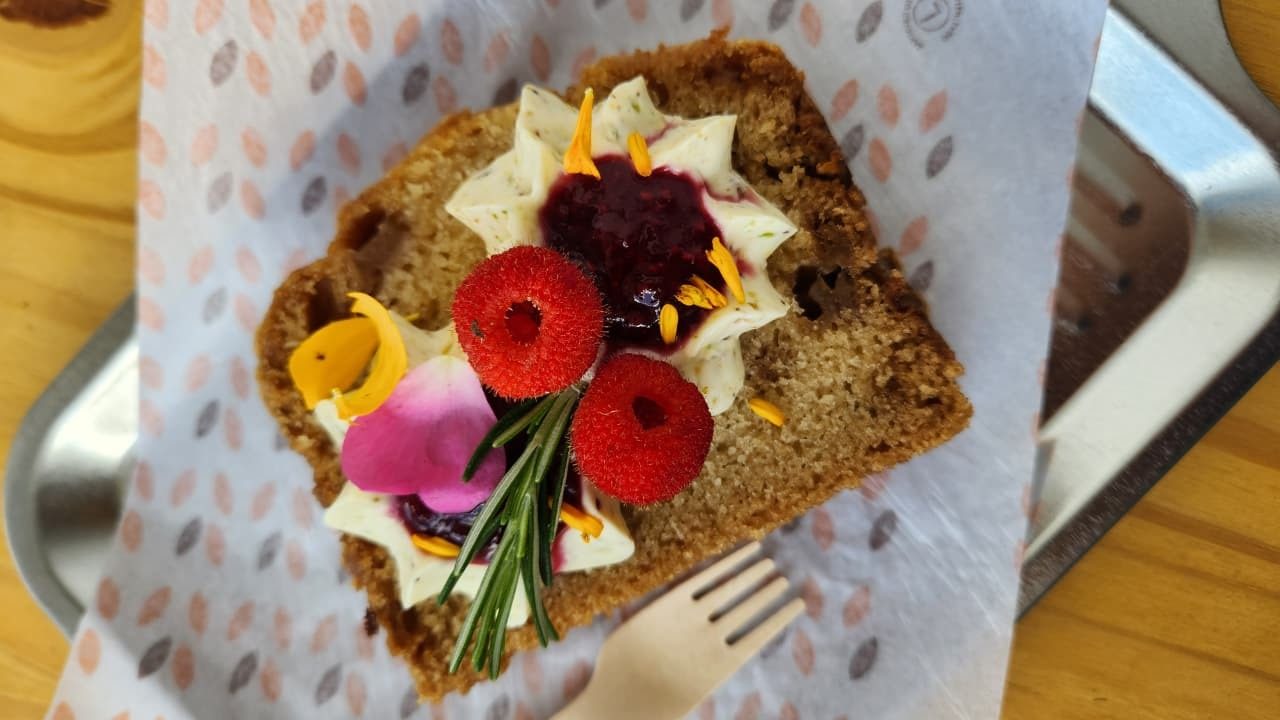 Bimi: bolo de pera, creme de ricota e compota de framboesa