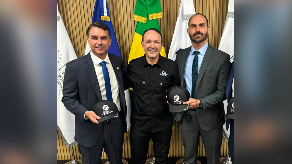 Clã Bolsonaro se movimenta no tabuleiro político e gera ruídos na direita