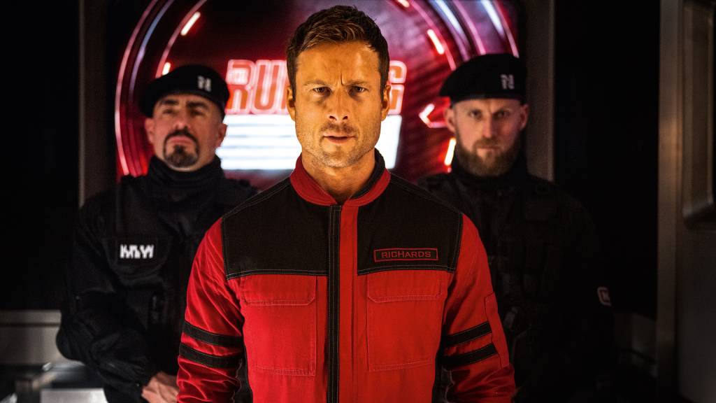 Glen Powell, novo astro da ação, a VEJA: ‘Tom Cruise sempre me ajuda’