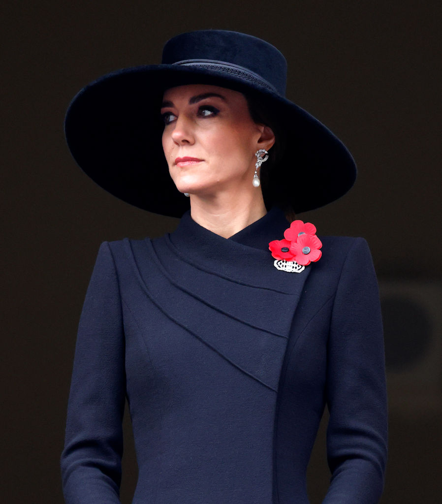 Em 2022: ao inv&eacute;s da gola, o chap&eacute;u de aba larga