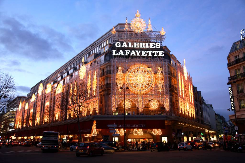 Descubra como será a decoração de fim de ano da icônica Galeries Lafayette