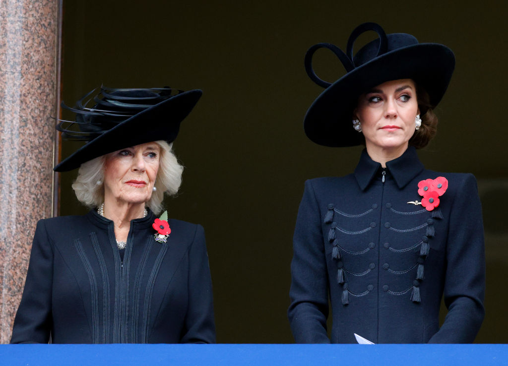 Ao lado da Rainha Camilla, Kate usou o mesmo look no Dia da Mem&oacute;ria em 2023