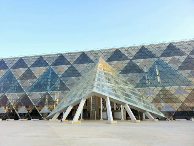 Fachada imponente: decorada com formas piramidais e triangulares translúcidas