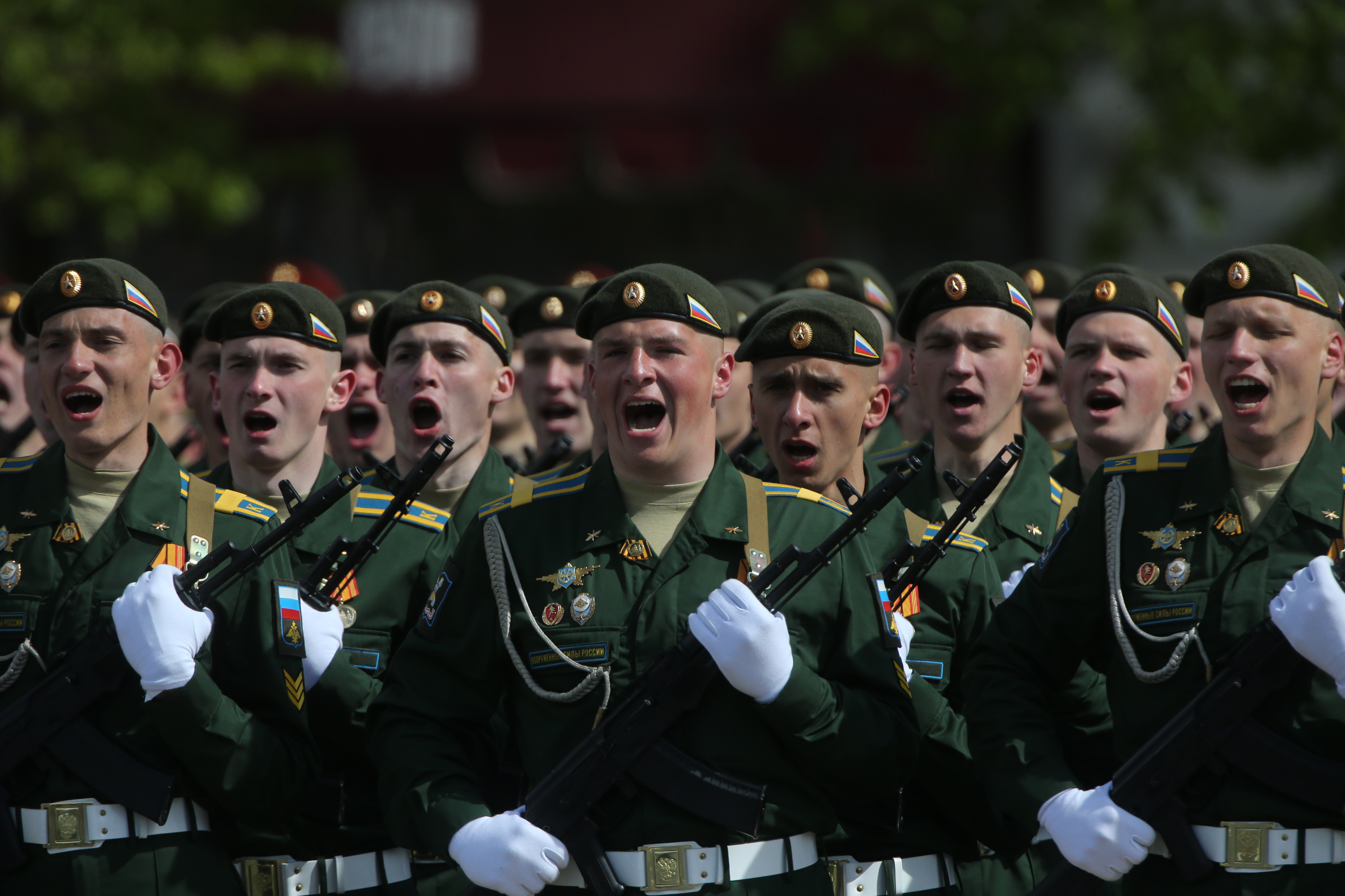 Militares russos gritam durante o desfile do Dia da Vitória na Praça Vermelha, em 9 de maio de 2024, em Moscou, Rússia