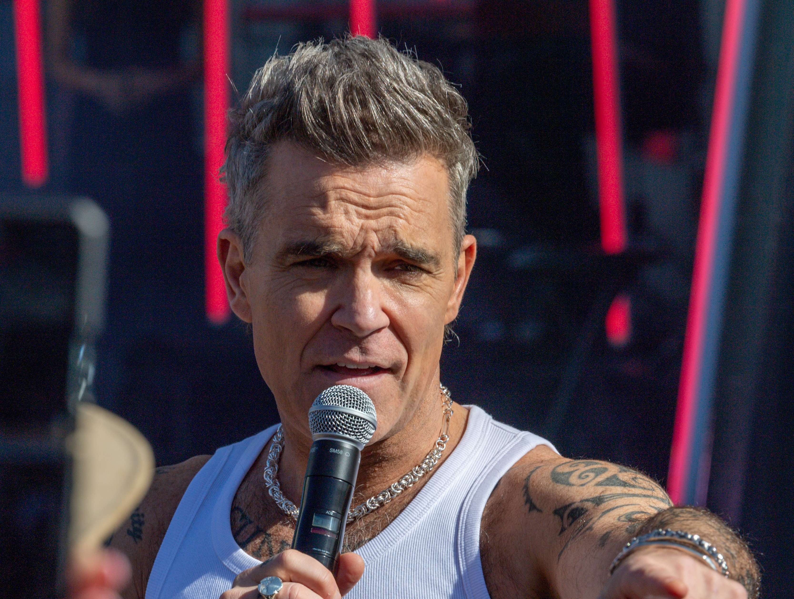 Robbie Williams volta ao Brasil após vinte anos e cobra convite para o Rock in Rio
