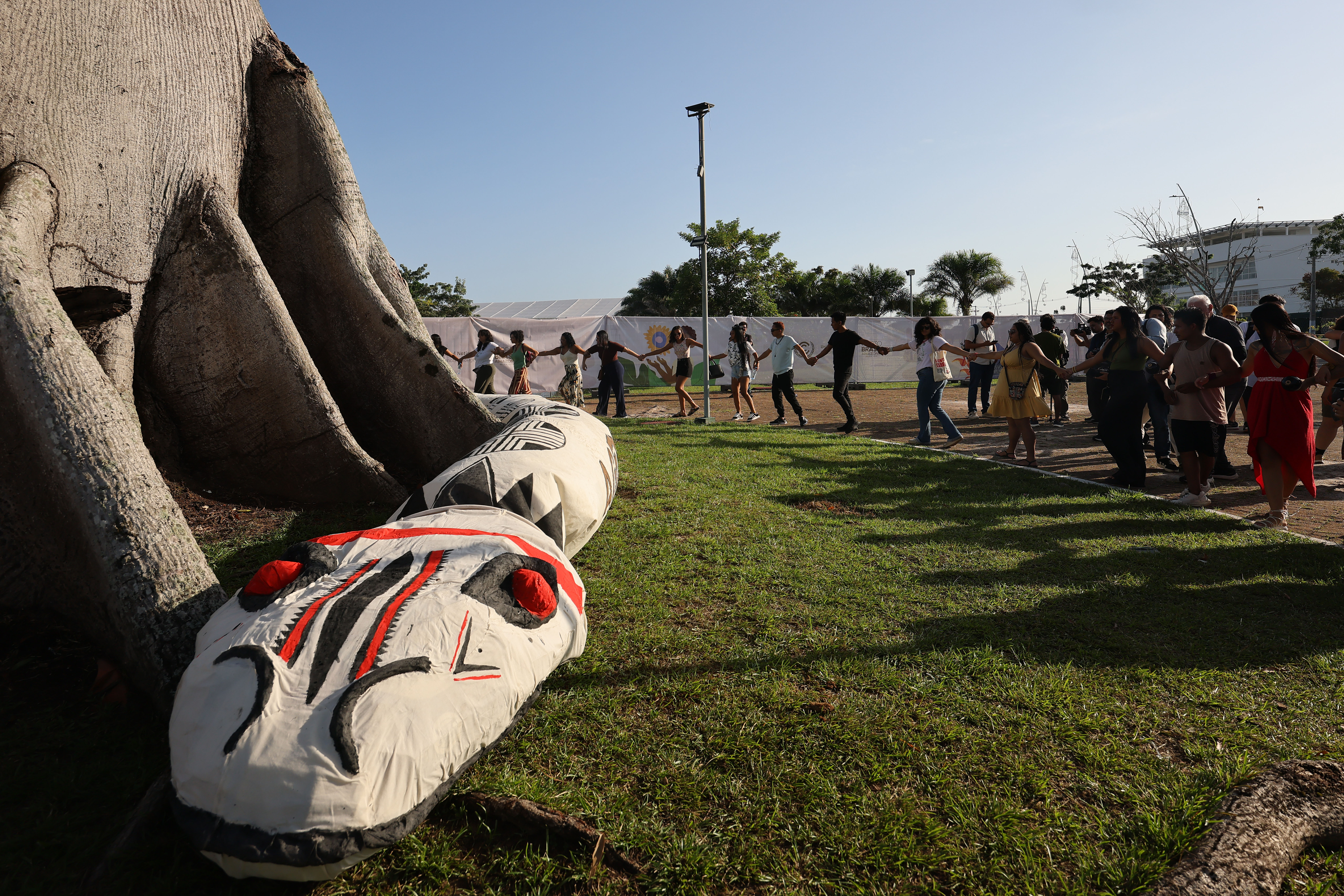 Ritual de indígenas em frente à COP30, em Belém
