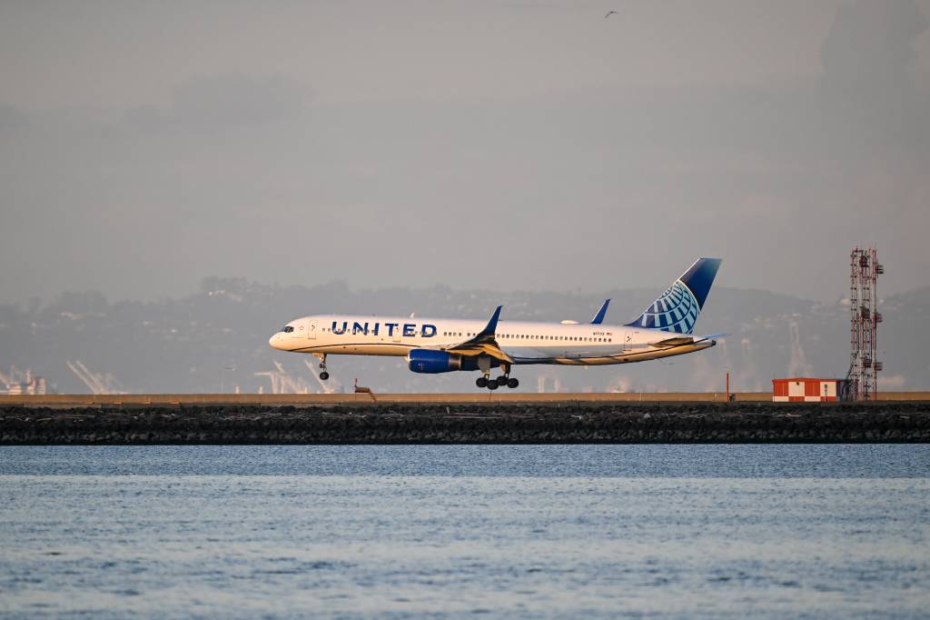Pilotos são feridos por ‘chuva de vidro’ após avião ser atingido em pleno voo nos EUA