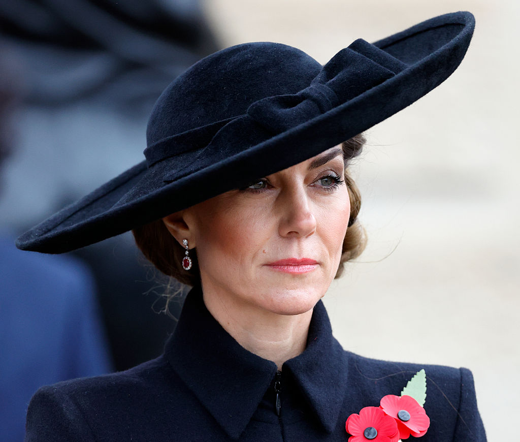 O que os brincos de rubi de Kate Middleton têm a ver com a preparação do futuro rei da Inglaterra?