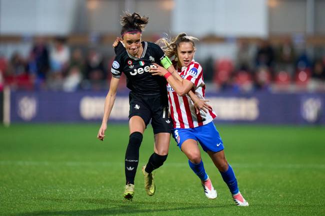 MADRID, SPAIN - NOVEMBER 12: Andrea Medina of Club Atletico de Madrid battles for the ball with Barbara Bonansea of Juventus FC during the UEFA Women's Champions League 2025/26 league phase match between Club Atletico de Madrid and Juventus FC at Wanda Atletico de Madrid center on November 12, 2025 in Madrid, Spain. (Photo by Diego Souto/Getty Images)