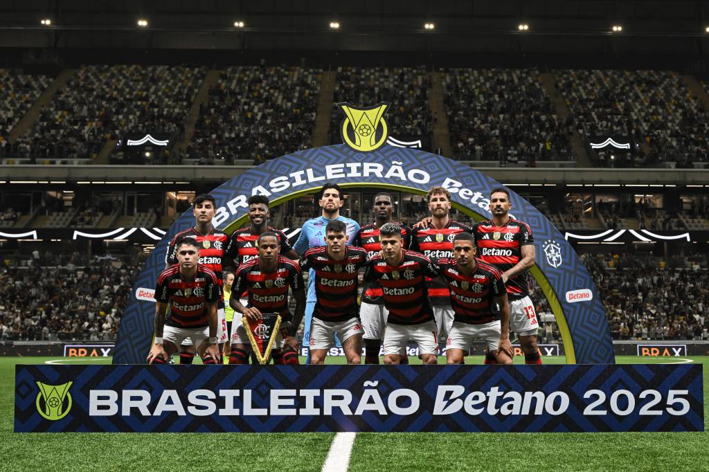 BELO HORIZONTE, BRAZIL - NOVEMBER 25: Players of Flamengo pose for photos before a match between Atletico Mineiro and Flamengo as part of Brasileirao 2025 at Arena MRV on November 25, 2025 in Belo Horizonte, Brazil. (Photo by Pedro Vilela/Getty Images)
