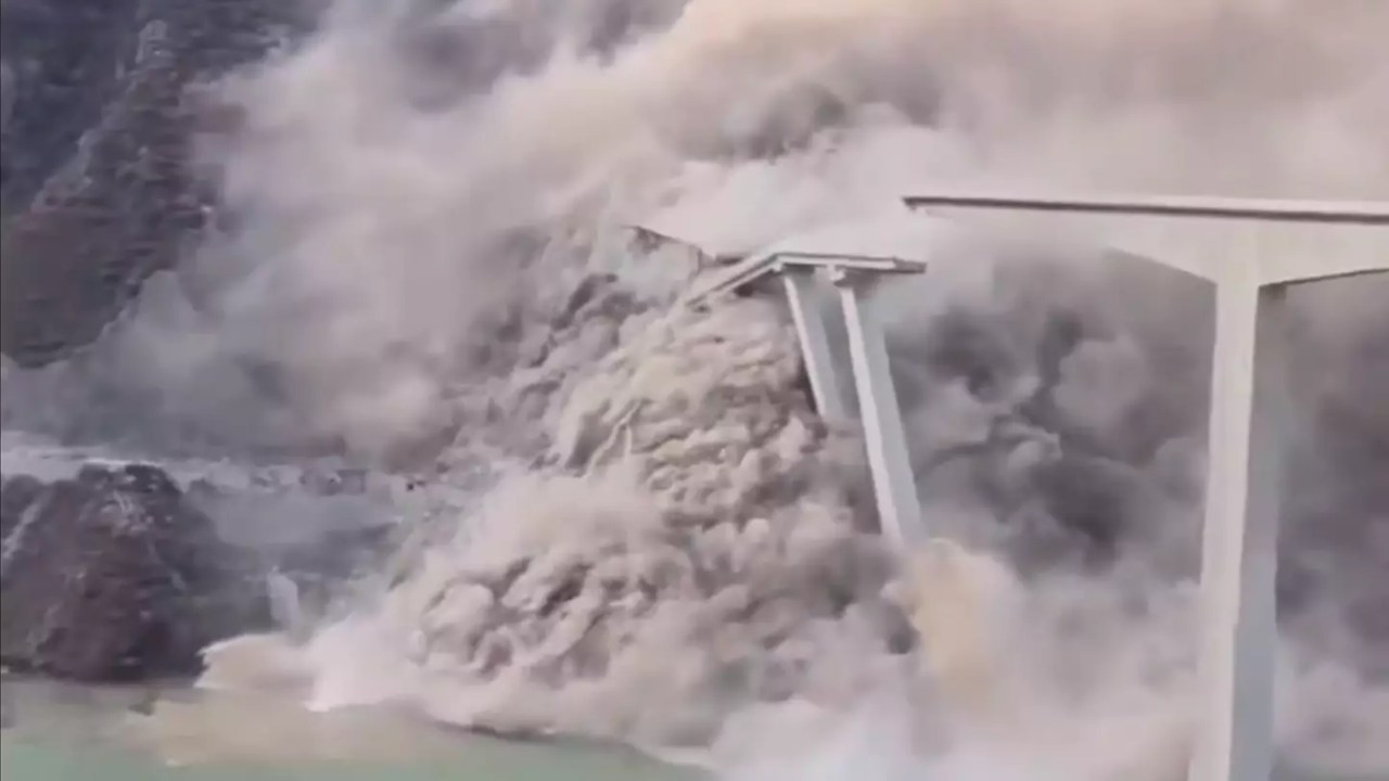 Frame do vídeo que mostra a ponte Hongqi, na China, desabando